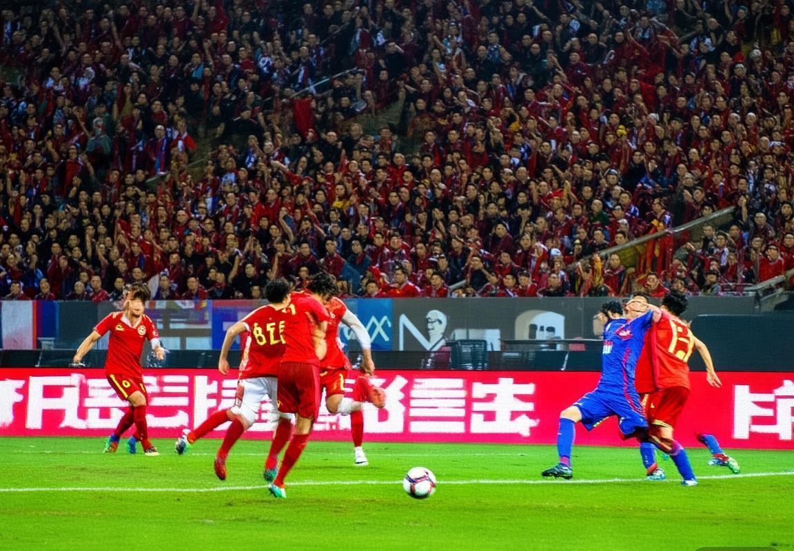 激情对决：鲁能VS重庆中超巅峰战瞬间回顾(图2)